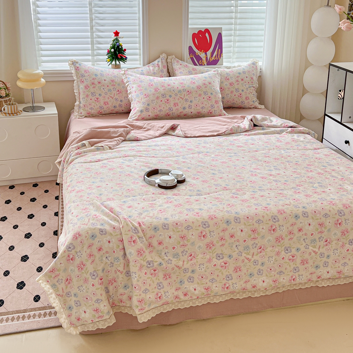 91家纺网 家纺一手货源 找家纺 2025新款云感皱皱纱全棉花边款夏被四件套 桃夭