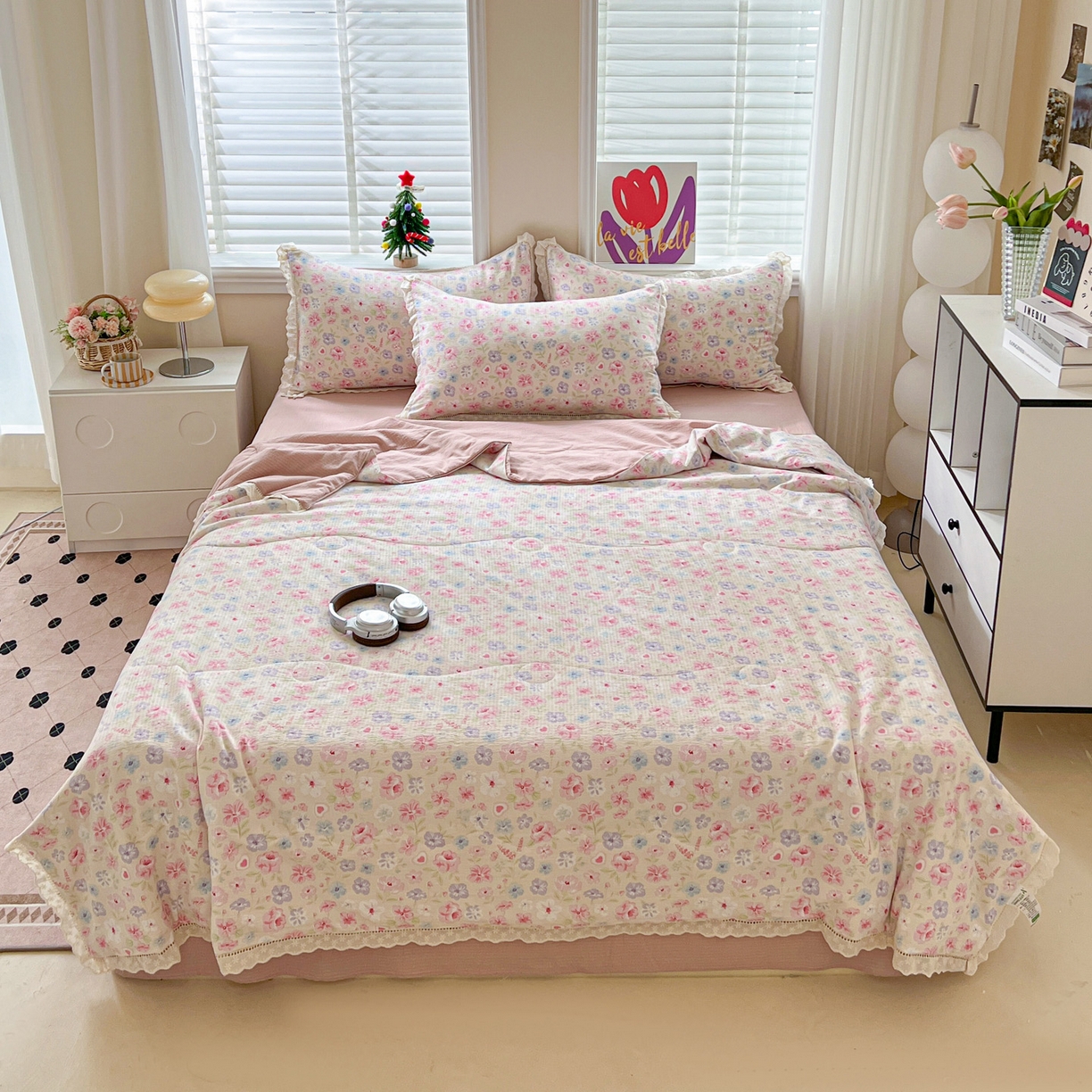 91家纺网 家纺一手货源 找家纺 2025新款云感皱皱纱全棉花边款夏被四件套 桃夭