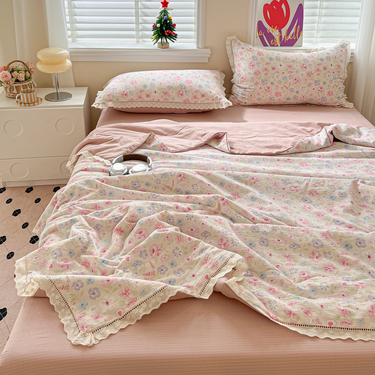 91家纺网 家纺一手货源 找家纺 2025新款云感皱皱纱全棉花边款夏被四件套 桃夭