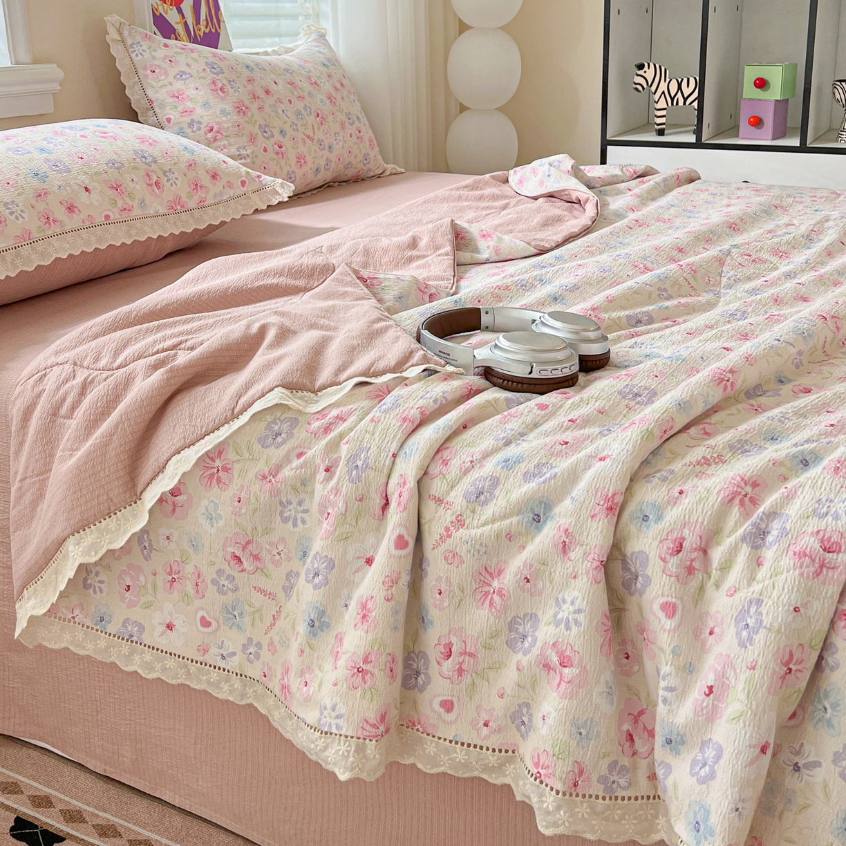 91家纺网 家纺一手货源 找家纺 2025新款云感皱皱纱全棉花边款夏被四件套 桃夭