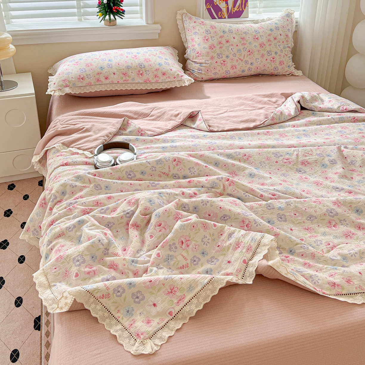 91家纺网 家纺一手货源 找家纺 2025新款云感皱皱纱全棉花边款夏被四件套 桃夭