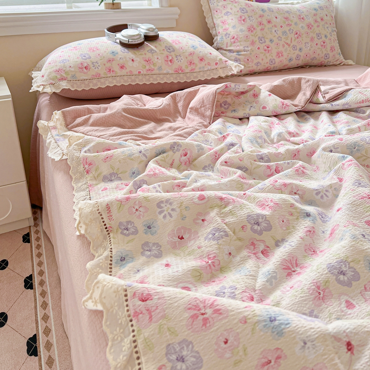 91家纺网 家纺一手货源 找家纺 2025新款云感皱皱纱全棉花边款夏被四件套 桃夭