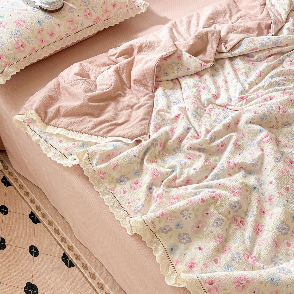 91家纺网 家纺一手货源 找家纺 2025新款云感皱皱纱全棉花边款夏被四件套 桃夭