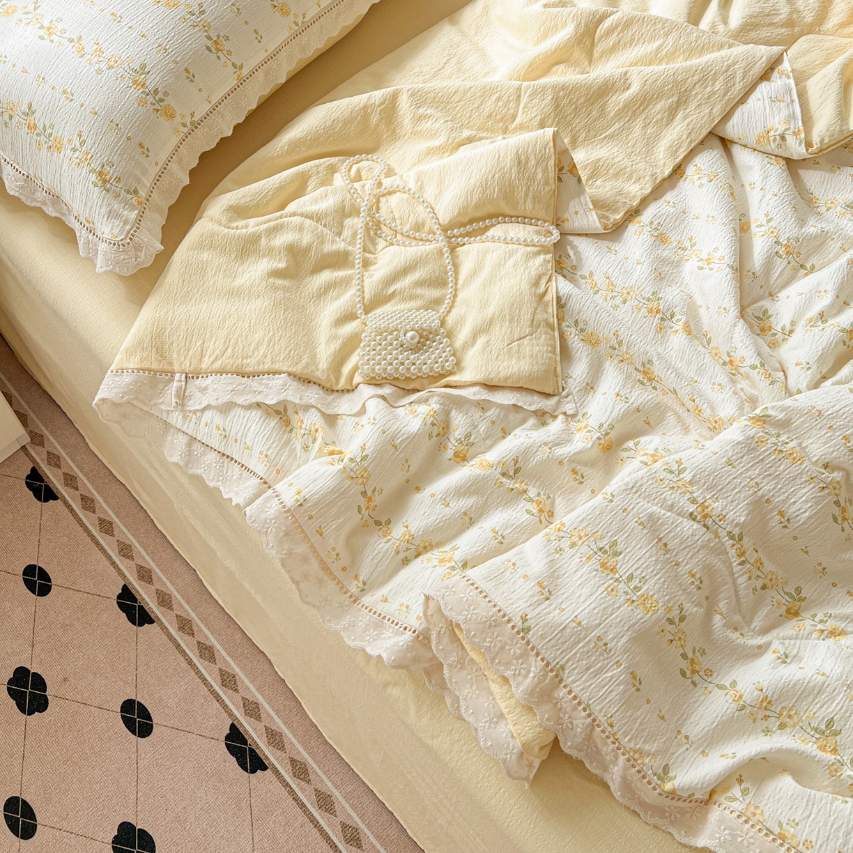 91家纺网 家纺一手货源 找家纺 2025新款云感皱皱纱全棉花边款夏被四件套 小晴天