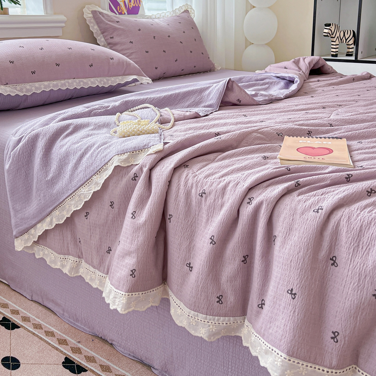 91家纺网 家纺一手货源 找家纺 2025新款云感皱皱纱全棉花边款夏被四件套 紫色蝴蝶结