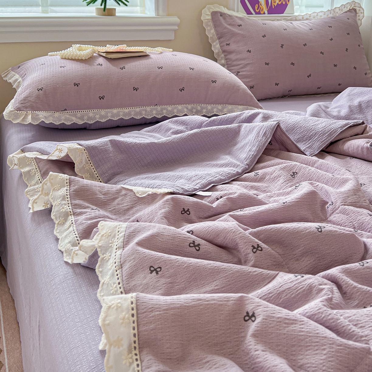 91家纺网 家纺一手货源 找家纺 2025新款云感皱皱纱全棉花边款夏被四件套 紫色蝴蝶结