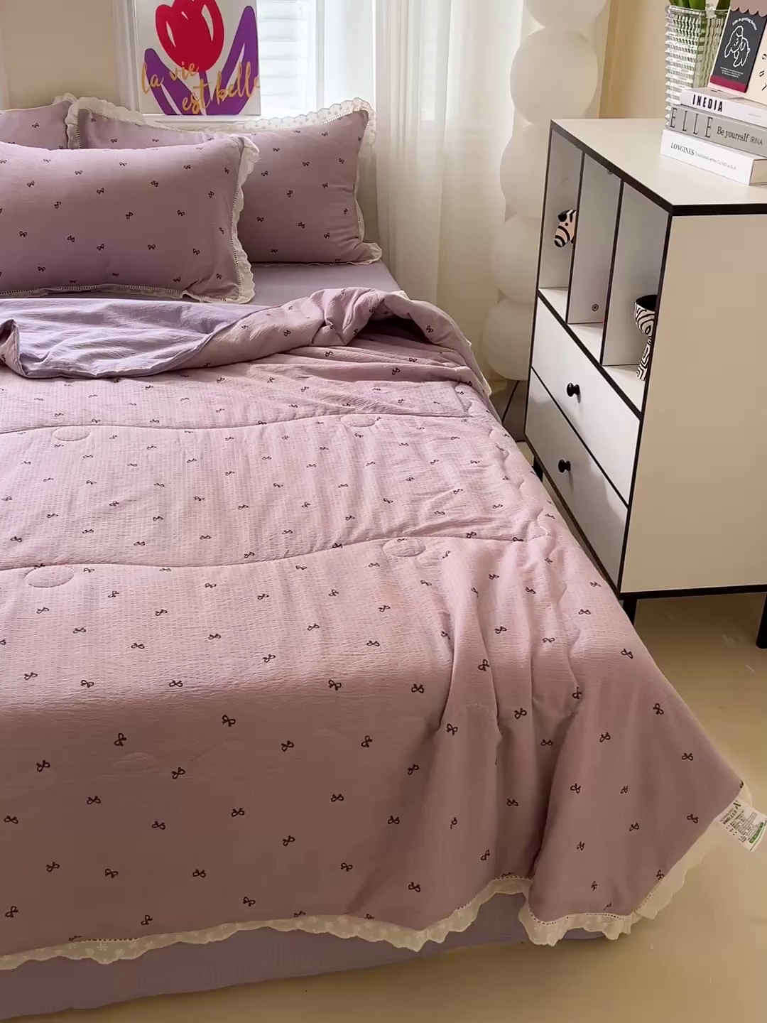 91家纺网 家纺一手货源 找家纺 2025新款云感皱皱纱全棉花边款夏被四件套 紫色蝴蝶结