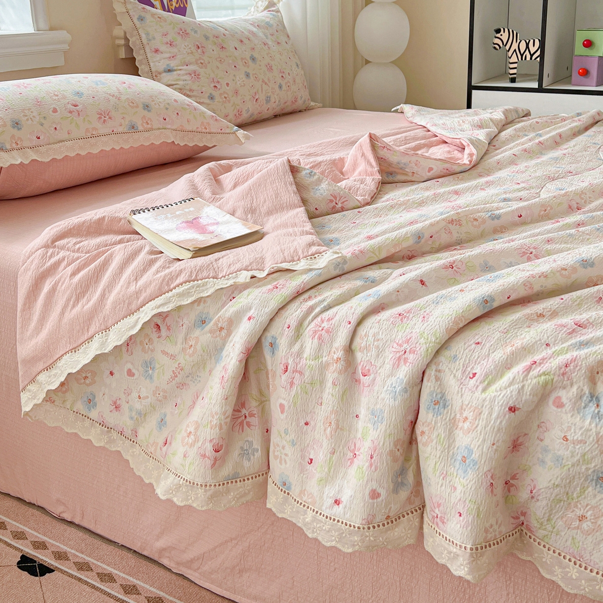 91家纺网 家纺一手货源 找家纺 2025新款云感皱皱纱全棉花边款夏被四件套  白月光