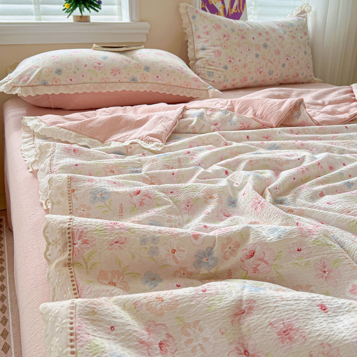 91家纺网 家纺一手货源 找家纺 2025新款云感皱皱纱全棉花边款夏被四件套  白月光