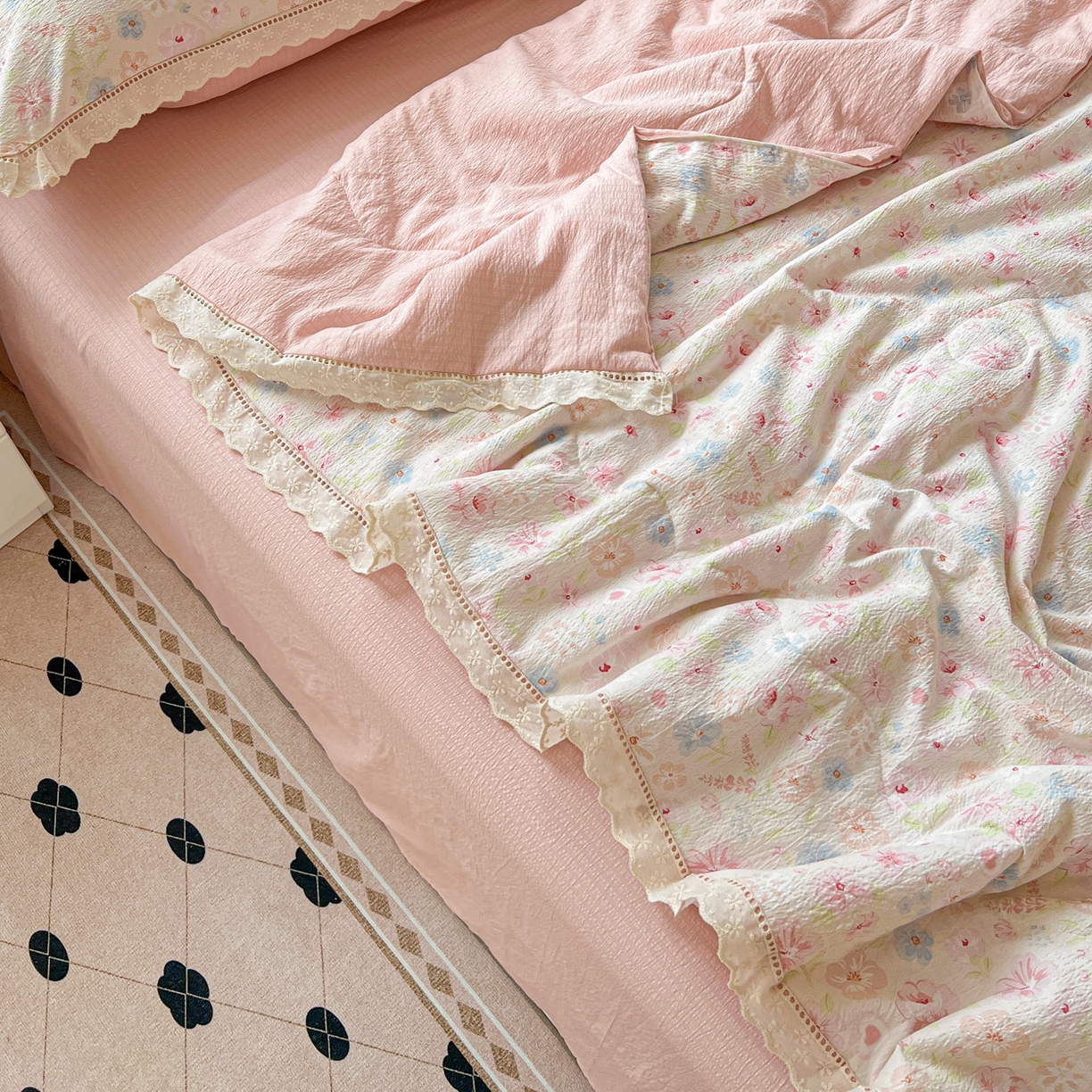 91家纺网 家纺一手货源 找家纺 2025新款云感皱皱纱全棉花边款夏被四件套  白月光