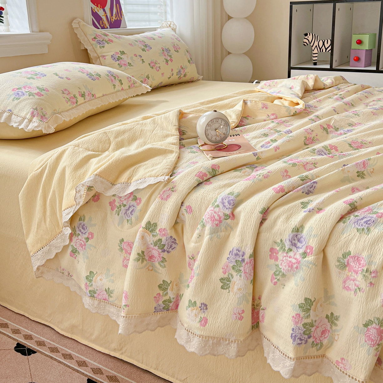 91家纺网 家纺一手货源 找家纺 2025新款云感皱皱纱全棉花边款夏被四件套 缤纷几何