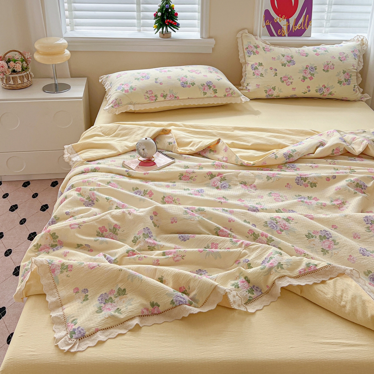 91家纺网 家纺一手货源 找家纺 2025新款云感皱皱纱全棉花边款夏被四件套 缤纷几何