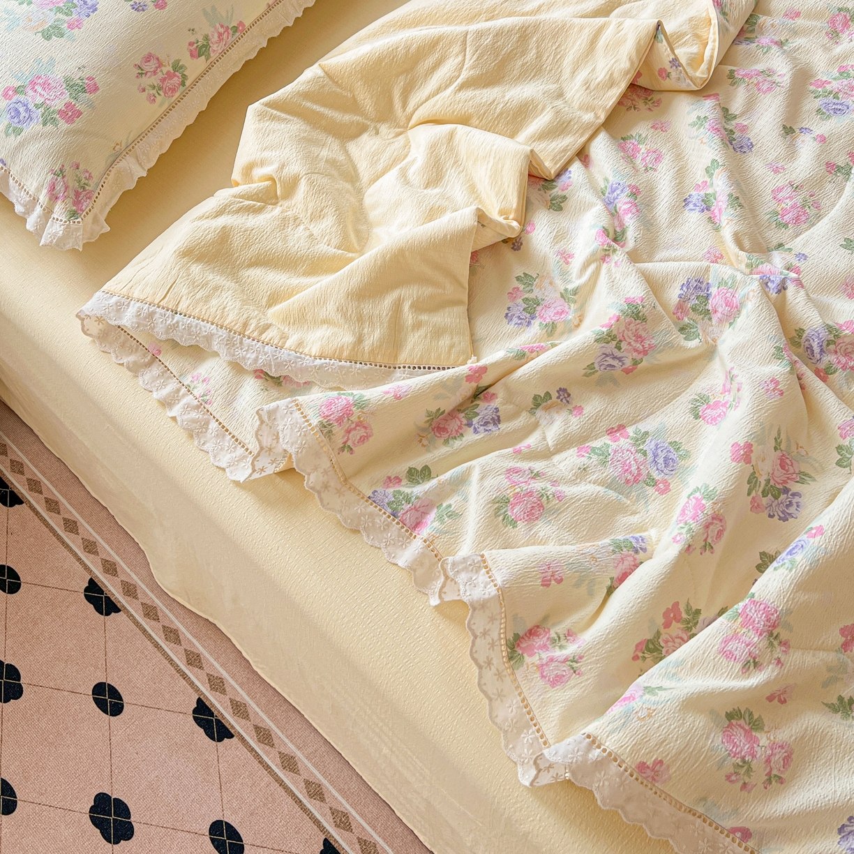 91家纺网 家纺一手货源 找家纺 2025新款云感皱皱纱全棉花边款夏被四件套 缤纷几何