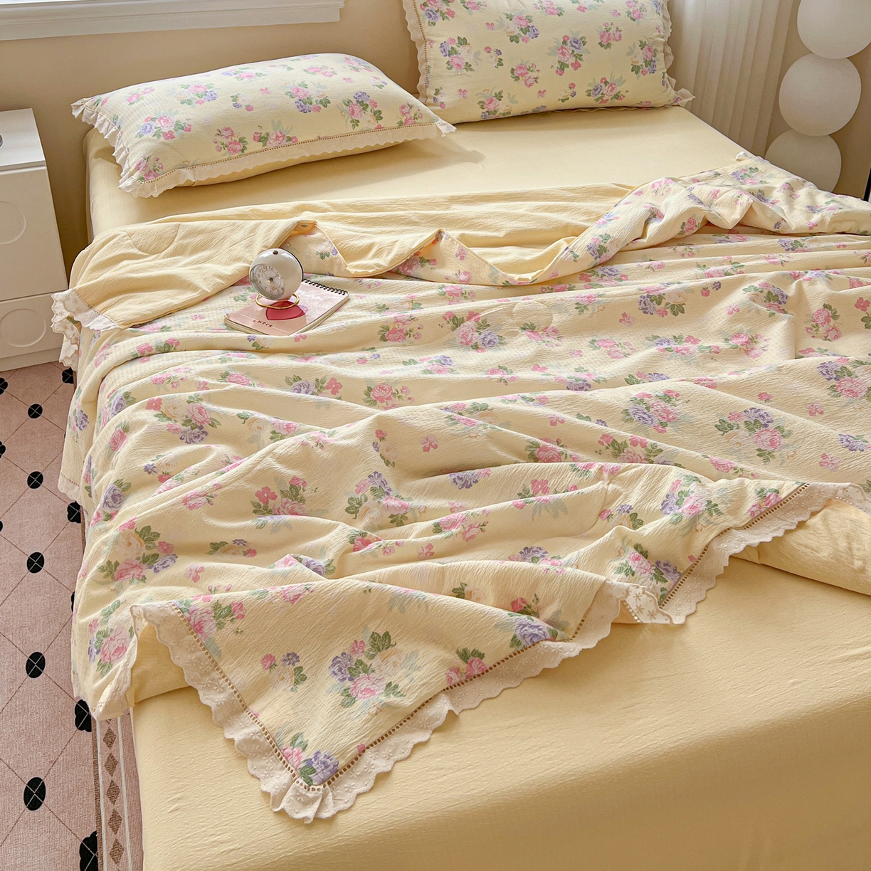 91家纺网 家纺一手货源 找家纺 2025新款云感皱皱纱全棉花边款夏被四件套 缤纷几何