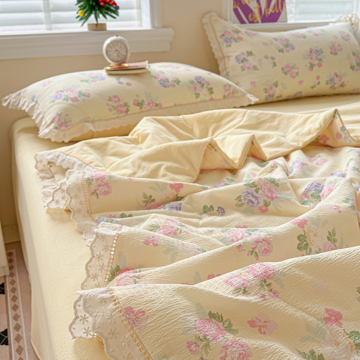 91家纺网 家纺一手货源 找家纺 2025新款云感皱皱纱全棉花边款夏被四件套 缤纷几何