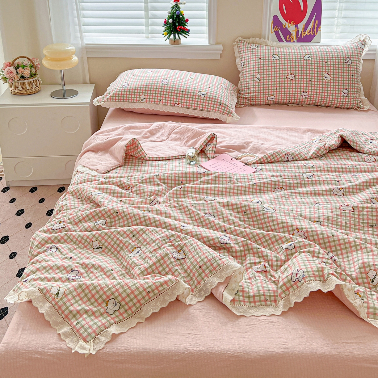 91家纺网 家纺一手货源 找家纺 2025新款云感皱皱纱全棉花边款夏被四件套 格格西高地