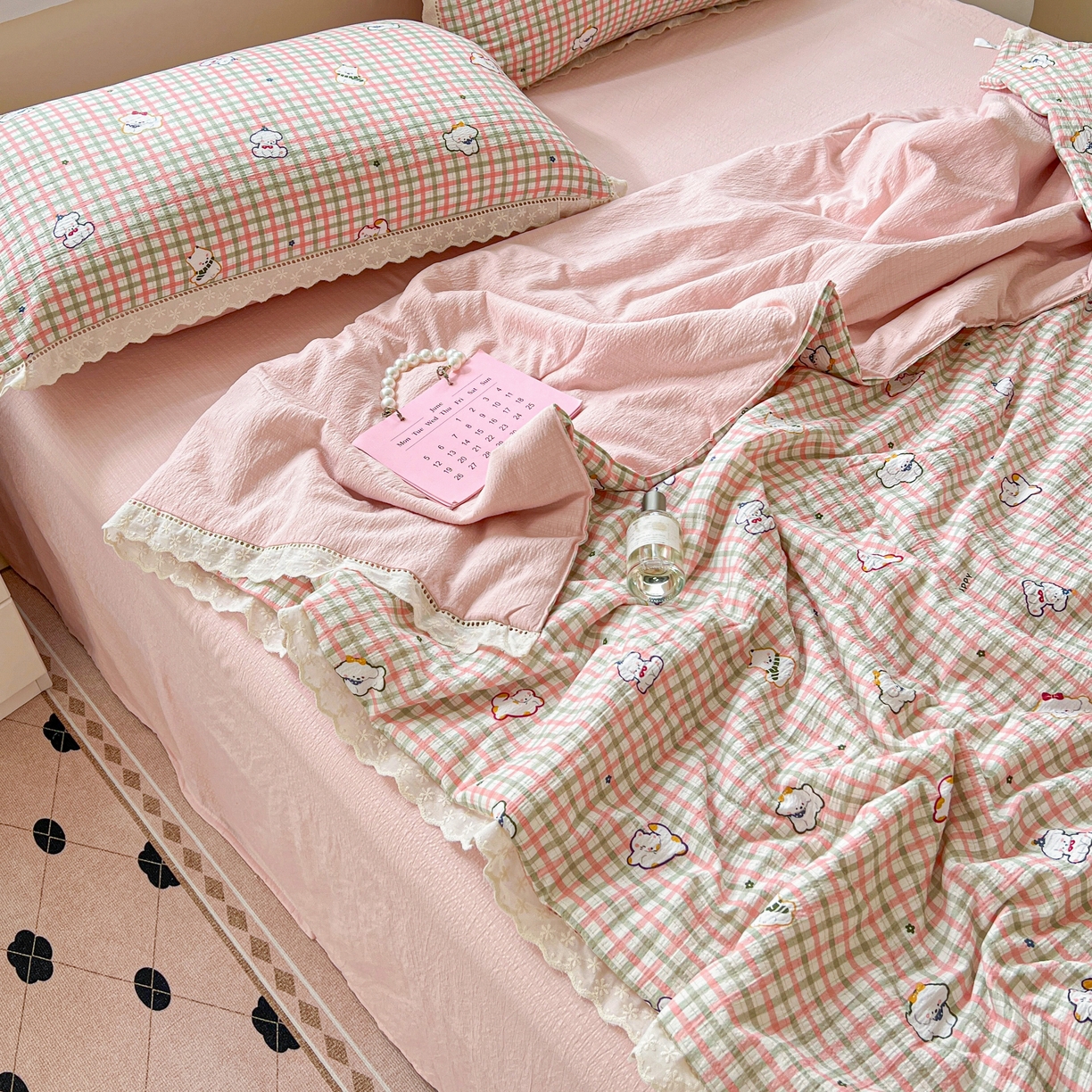 91家纺网 家纺一手货源 找家纺 2025新款云感皱皱纱全棉花边款夏被四件套 格格西高地