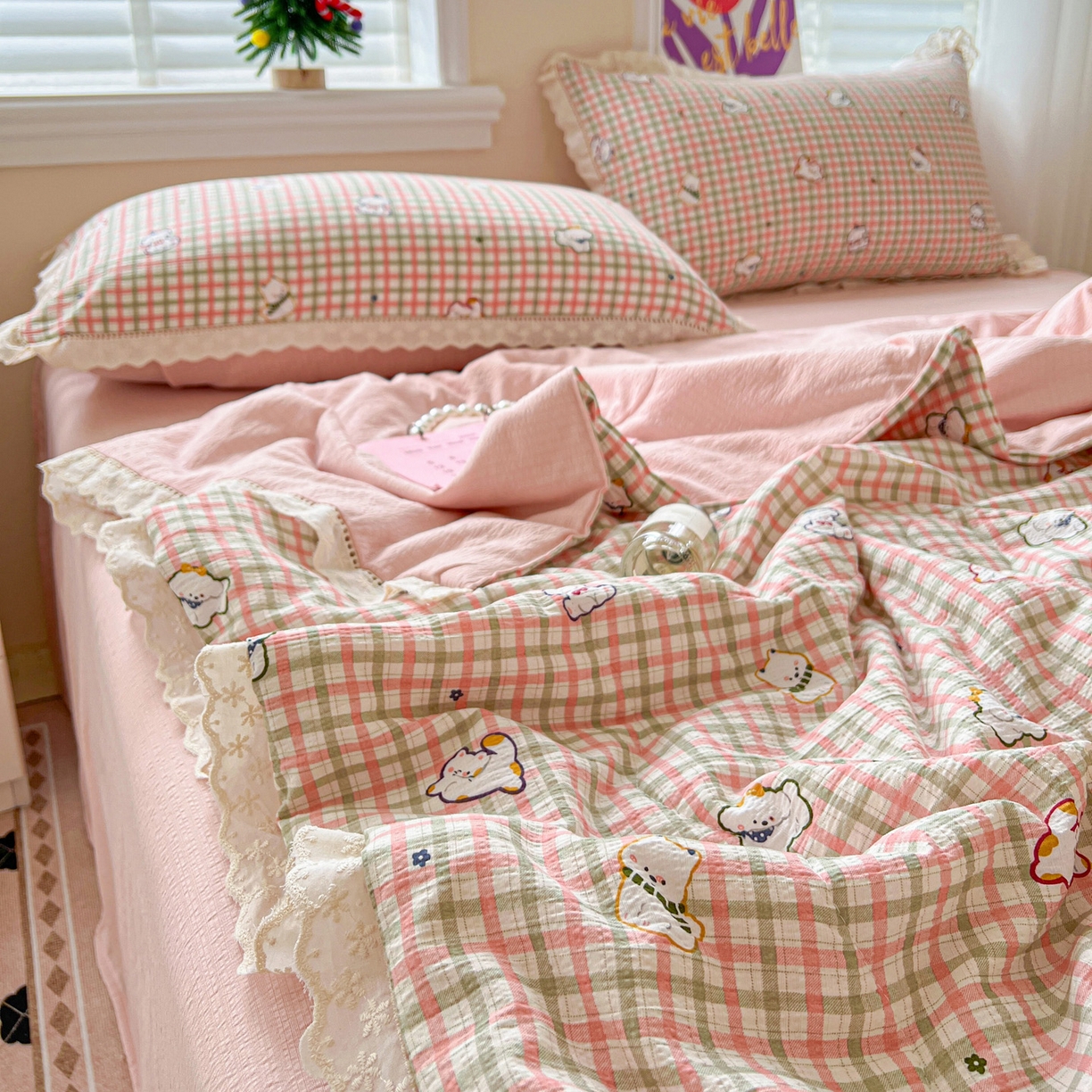 91家纺网 家纺一手货源 找家纺 2025新款云感皱皱纱全棉花边款夏被四件套 格格西高地