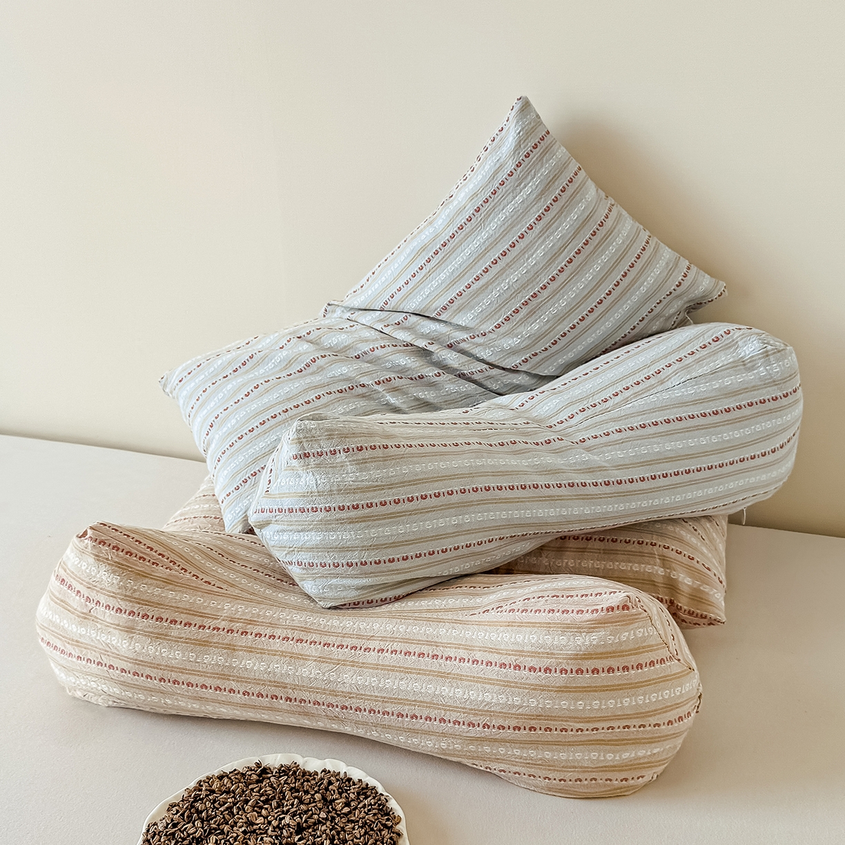 91家纺网 家纺一手货源 找家纺 （总）云熙枕业 2025新款全棉三角方形连体纯荞麦牵引枕枕头枕芯