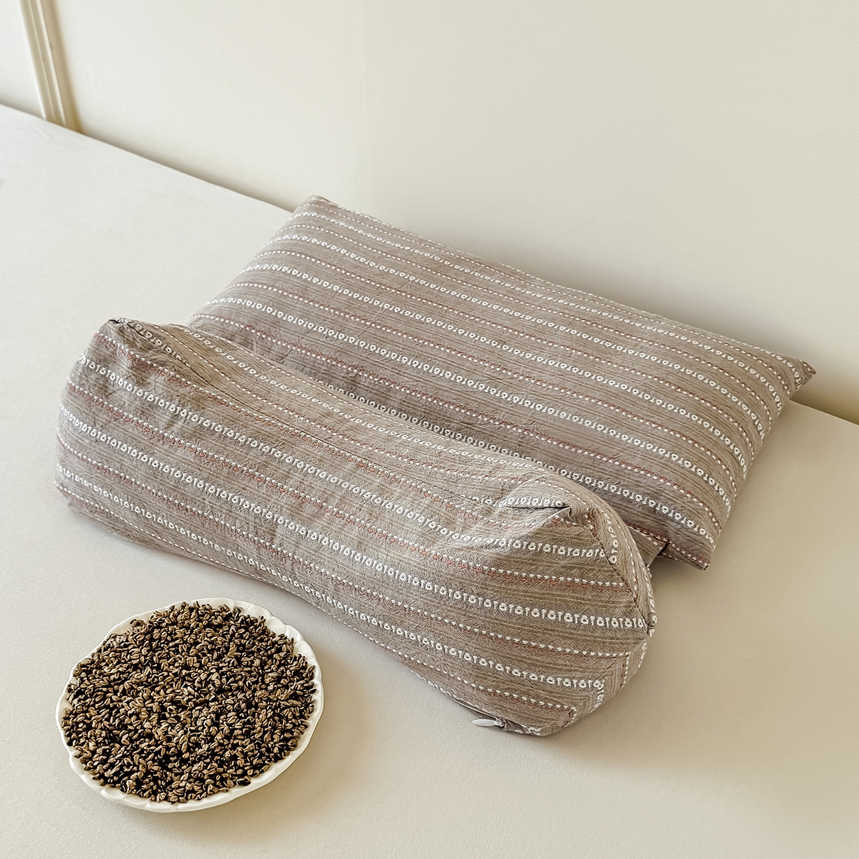 91家纺网 家纺一手货源 找家纺 云熙枕业 2025新款全棉三角方形连体纯荞麦牵引枕枕头枕芯 三角荞麦枕-咖色 三角枕16x35+方枕20x35+高度10-15cm/只