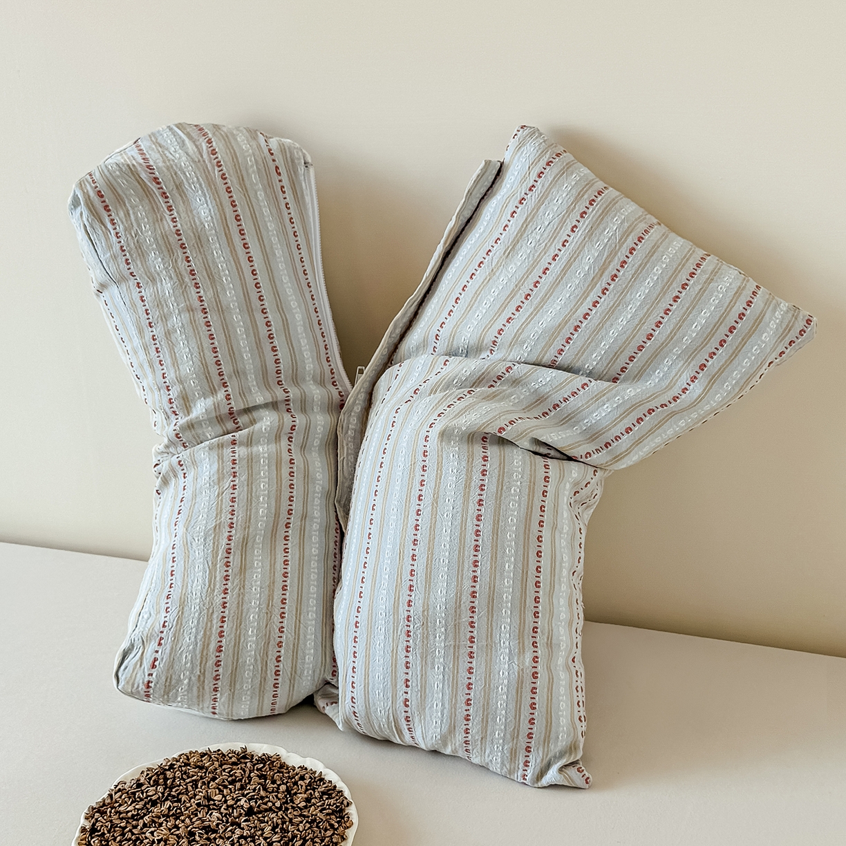 91家纺网 家纺一手货源 找家纺 云熙枕业 2025新款全棉三角方形连体纯荞麦牵引枕枕头枕芯 三角荞麦枕-灰色 三角枕16x35+方枕20x35+高度10-15cm/只