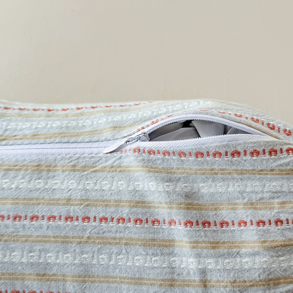 91家纺网 家纺一手货源 找家纺 云熙枕业 2025新款全棉三角方形连体纯荞麦牵引枕枕头枕芯 三角荞麦枕-灰色 三角枕16x35+方枕20x35+高度10-15cm/只