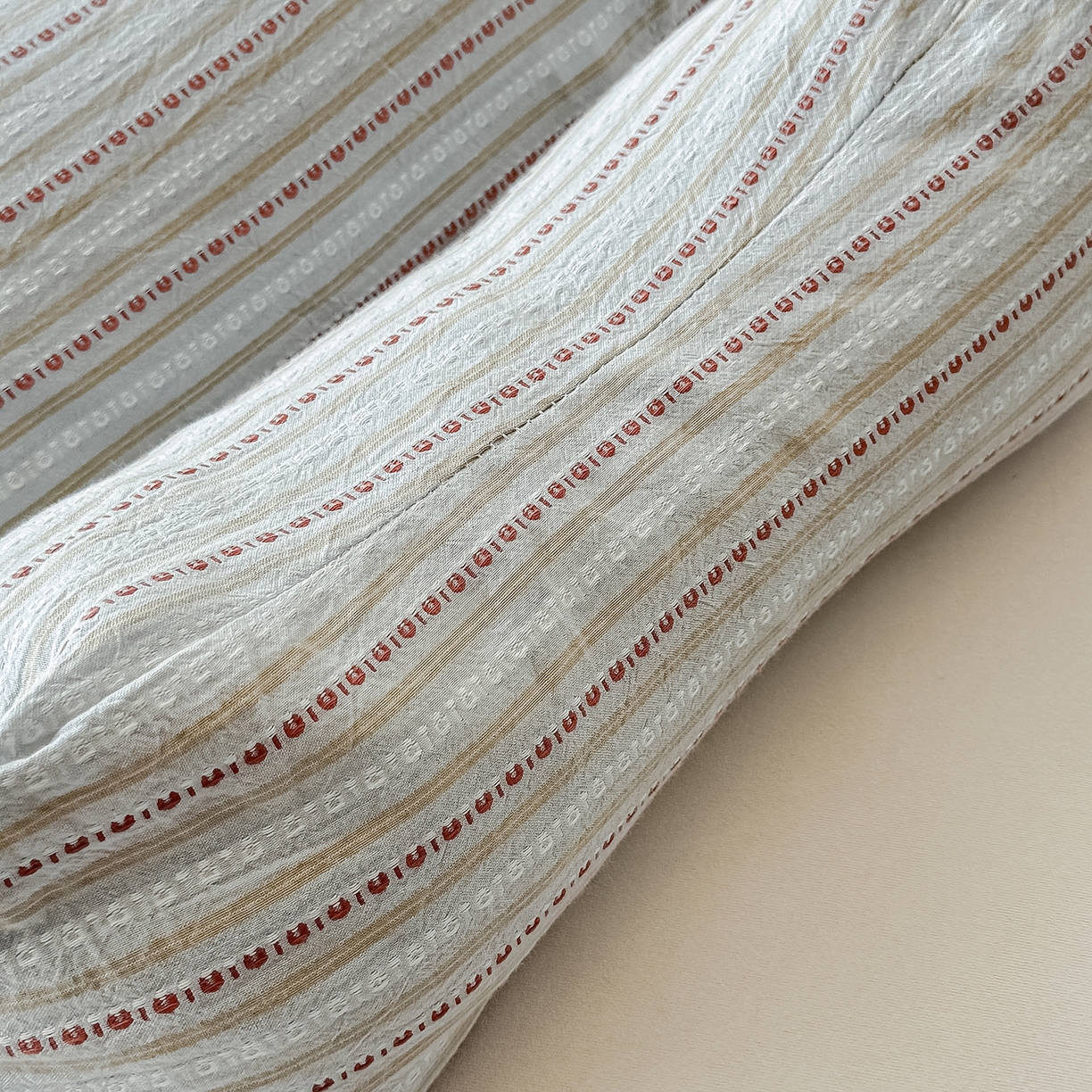 91家纺网 家纺一手货源 找家纺 云熙枕业 2025新款全棉三角方形连体纯荞麦牵引枕枕头枕芯 三角荞麦枕-灰色 三角枕16x35+方枕20x35+高度10-15cm/只