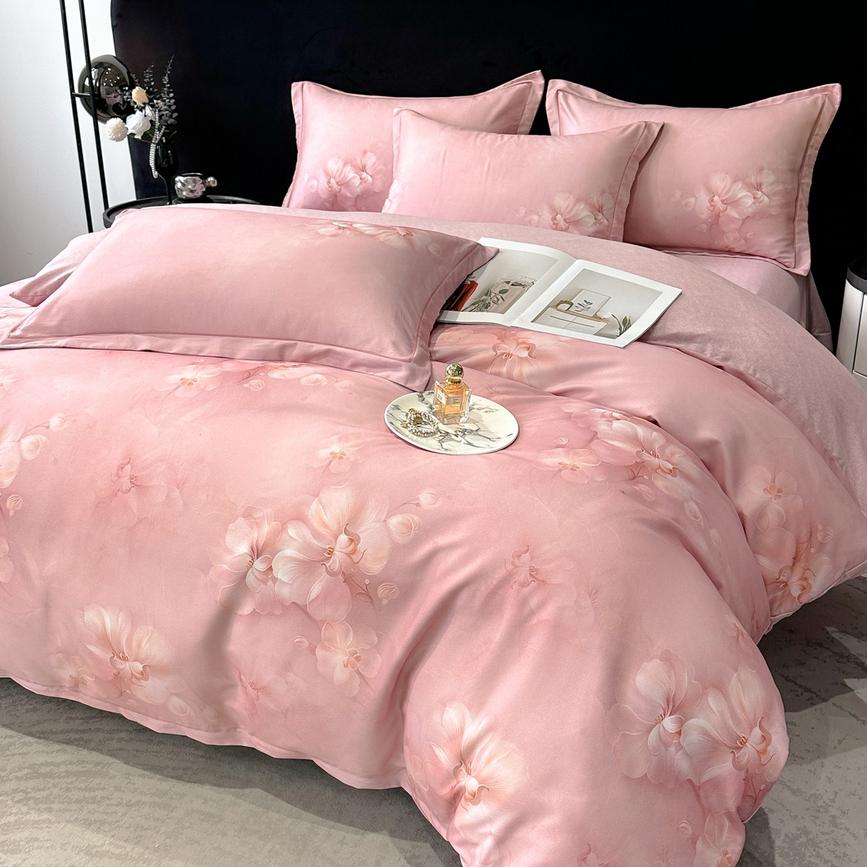 91家纺网 家纺一手货源 找家纺 喜四方 2025新款加厚天丝棉磨毛数码印花四件套 爱之花舍-粉