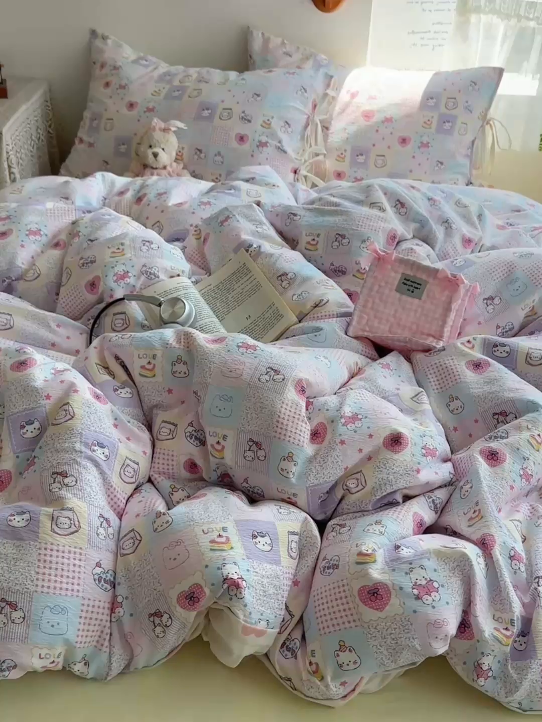 91家纺网 家纺一手货源 找家纺 轻奢坊 2025新款卡通绑带款四件套 格格西高低