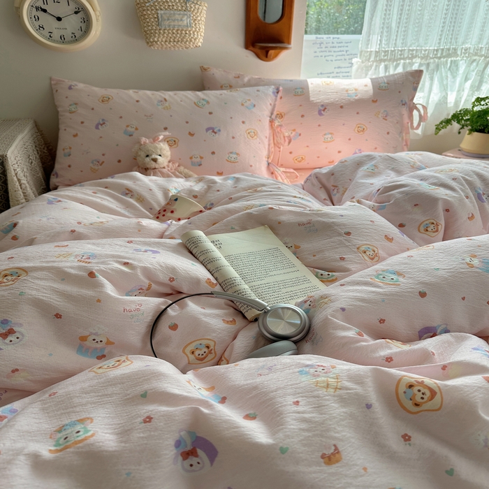 91家纺网 家纺一手货源 找家纺 轻奢坊 2025新款卡通绑带款四件套 达菲伙伴