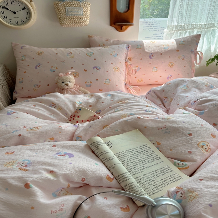 91家纺网 家纺一手货源 找家纺 轻奢坊 2025新款卡通绑带款四件套 达菲伙伴