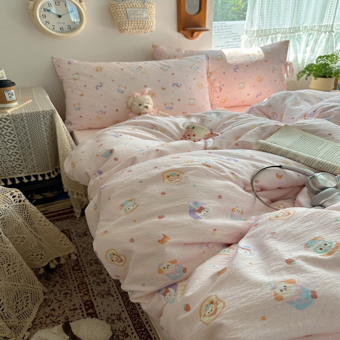 91家纺网 家纺一手货源 找家纺 轻奢坊 2025新款卡通绑带款四件套 达菲伙伴