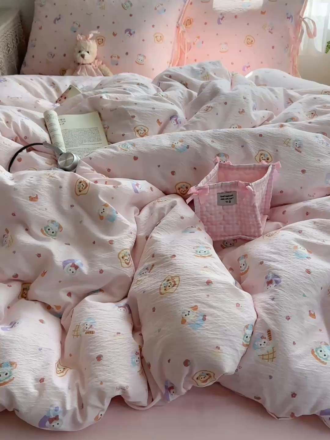 91家纺网 家纺一手货源 找家纺 轻奢坊 2025新款卡通绑带款四件套 达菲伙伴