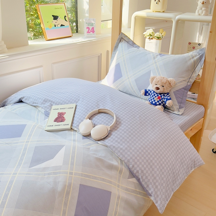 91家纺网 家纺一手货源 找家纺 小叮当家纺仓储工厂店 2025新款全棉纯棉AB版13372学生宿舍印花三件套双面纯棉床单款上下铺单人 简格寻迹