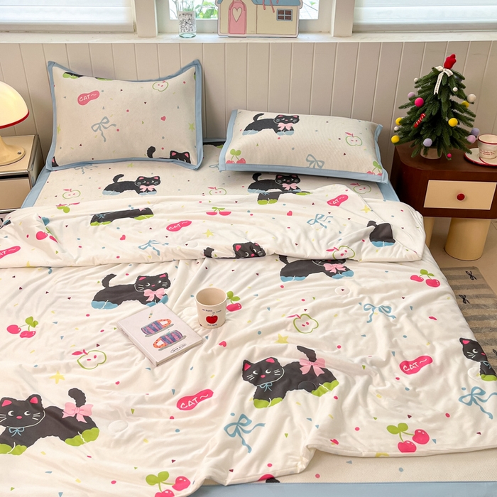 91家纺网 家纺一手货源 找家纺 小叮当家纺仓储工厂店 2025新款A类印花冰藤凉席席子针织棉牛奶丝夏被夏凉被空调被四件套 冰藤席-黑猫日记