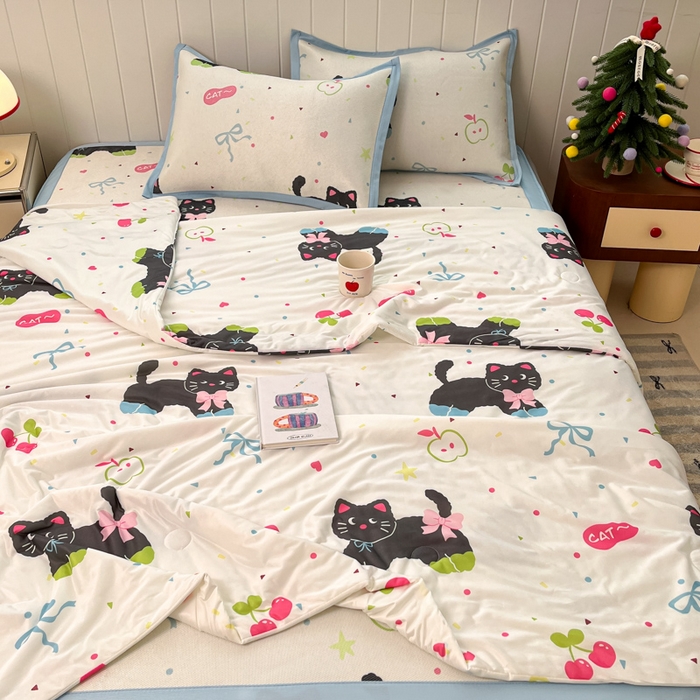 91家纺网 家纺一手货源 找家纺 小叮当家纺仓储工厂店 2025新款A类印花冰藤凉席席子针织棉牛奶丝夏被夏凉被空调被四件套 冰藤席-黑猫日记