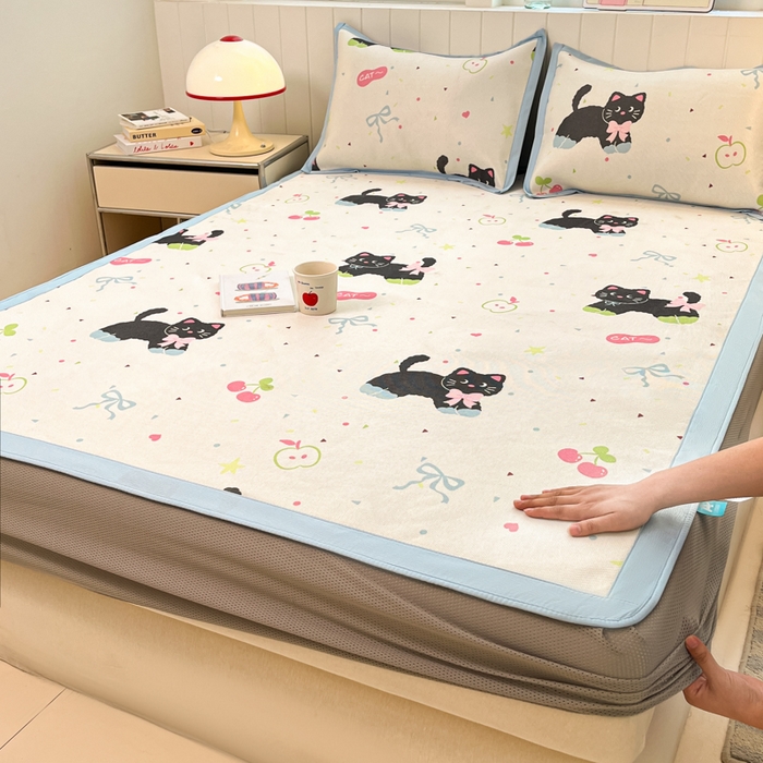 91家纺网 家纺一手货源 找家纺 小叮当家纺仓储工厂店 2025新款A类印花冰藤凉席席子针织棉牛奶丝夏被夏凉被空调被四件套 冰藤席-黑猫日记