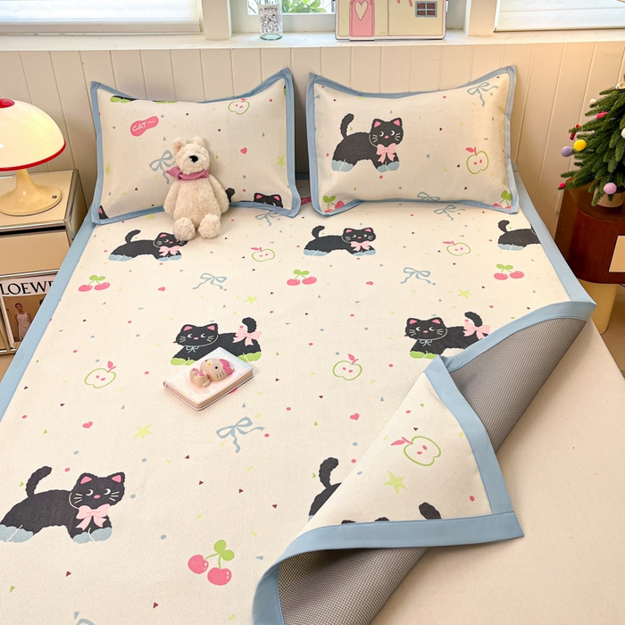 91家纺网 家纺一手货源 找家纺 小叮当家纺仓储工厂店 2025新款A类印花冰藤凉席席子针织棉牛奶丝夏被夏凉被空调被四件套 冰藤席-黑猫日记