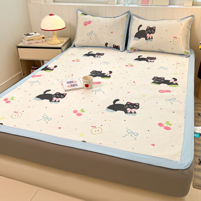 91家纺网 家纺一手货源 找家纺 小叮当家纺仓储工厂店 2025新款A类印花冰藤凉席席子针织棉牛奶丝夏被夏凉被空调被四件套 冰藤席-黑猫日记