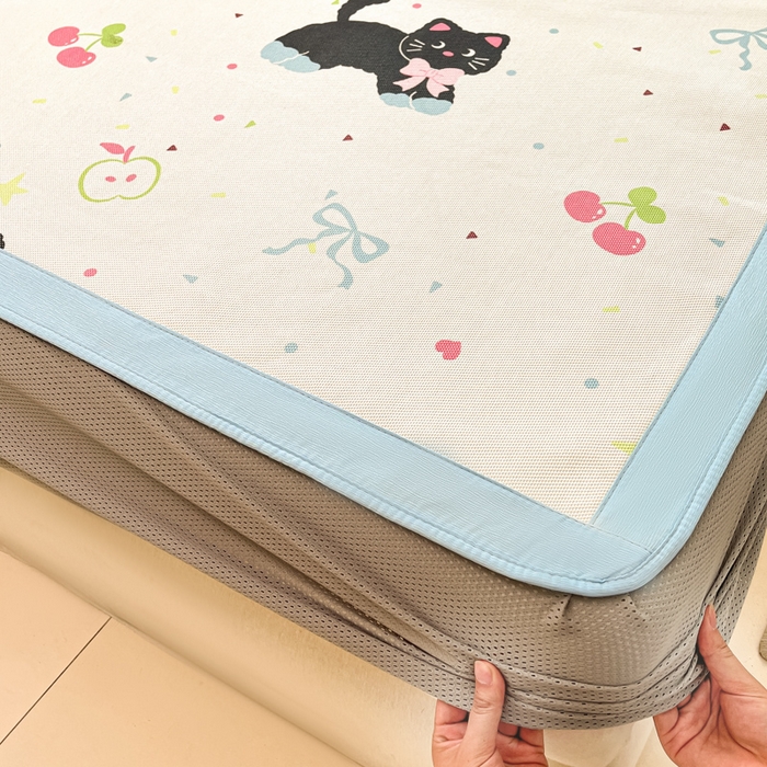 91家纺网 家纺一手货源 找家纺 小叮当家纺仓储工厂店 2025新款A类印花冰藤凉席席子针织棉牛奶丝夏被夏凉被空调被四件套 冰藤席-黑猫日记