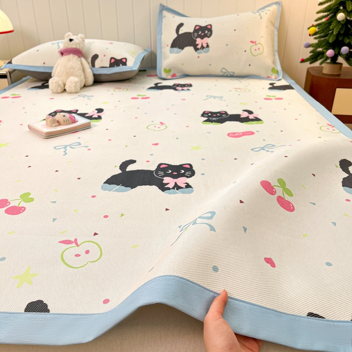 91家纺网 家纺一手货源 找家纺 小叮当家纺仓储工厂店 2025新款A类印花冰藤凉席席子针织棉牛奶丝夏被夏凉被空调被四件套 冰藤席-黑猫日记