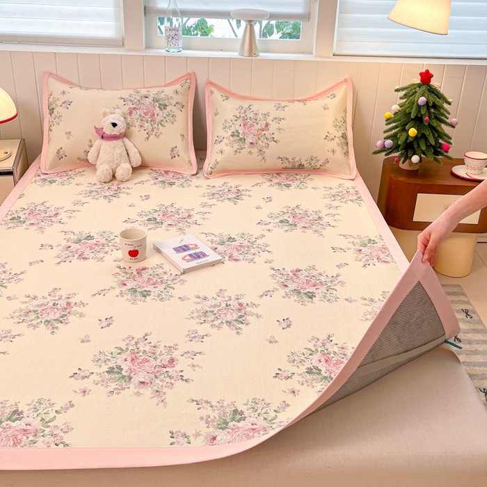 91家纺网 家纺一手货源 找家纺 小叮当家纺仓储工厂店 2025新款A类印花冰藤凉席席子针织棉牛奶丝夏被夏凉被空调被四件套 冰藤席-花海