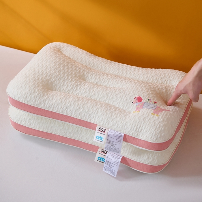 91家纺网 家纺一手货源 找家纺 大熊枕芯 2025新款儿童卡通针织小狗分区护颈枕 浅粉色 40*60cm/对