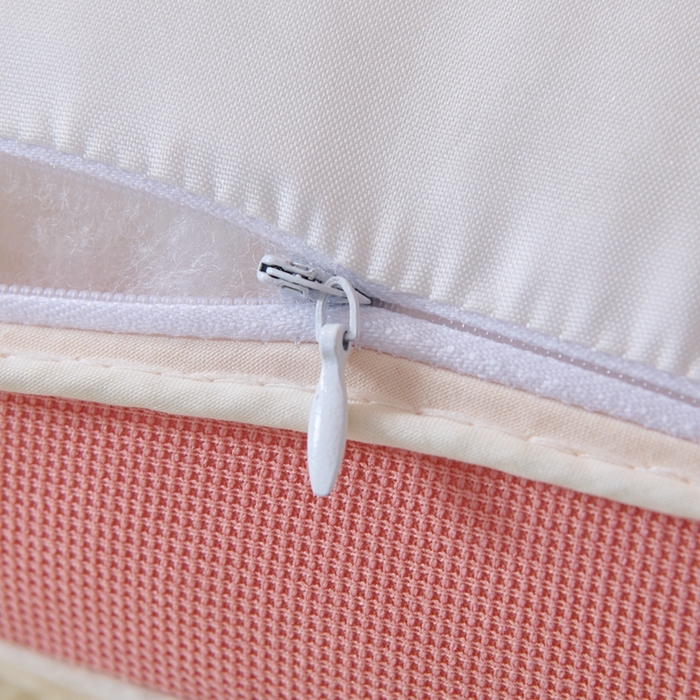 91家纺网 家纺一手货源 找家纺 大熊枕芯 2025新款儿童卡通针织小狗分区护颈枕 浅粉色 40*60cm/只