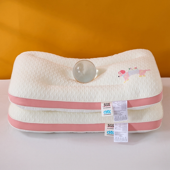 91家纺网 家纺一手货源 找家纺 大熊枕芯 2025新款儿童卡通针织小狗分区护颈枕 浅粉色 40*60cm/只