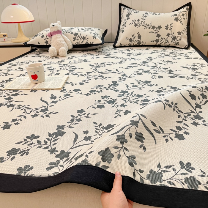 91家纺网 家纺一手货源 找家纺 小叮当家纺仓储工厂店 2025新款A类印花冰藤凉席席子针织棉牛奶丝夏被夏凉被空调被四件套 冰藤席-花间语