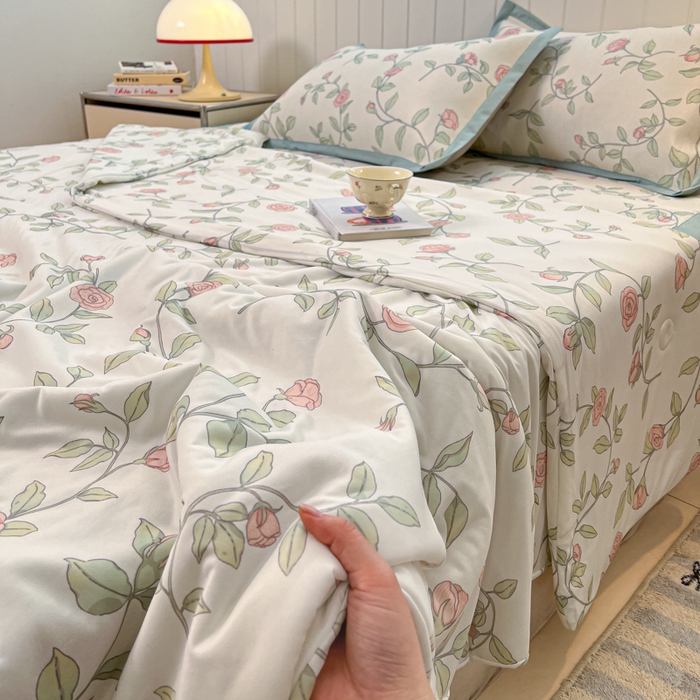 91家纺网 家纺一手货源 找家纺 小叮当家纺仓储工厂店 2025新款A类印花冰藤凉席席子针织棉牛奶丝夏被夏凉被空调被四件套 冰藤席-花枝