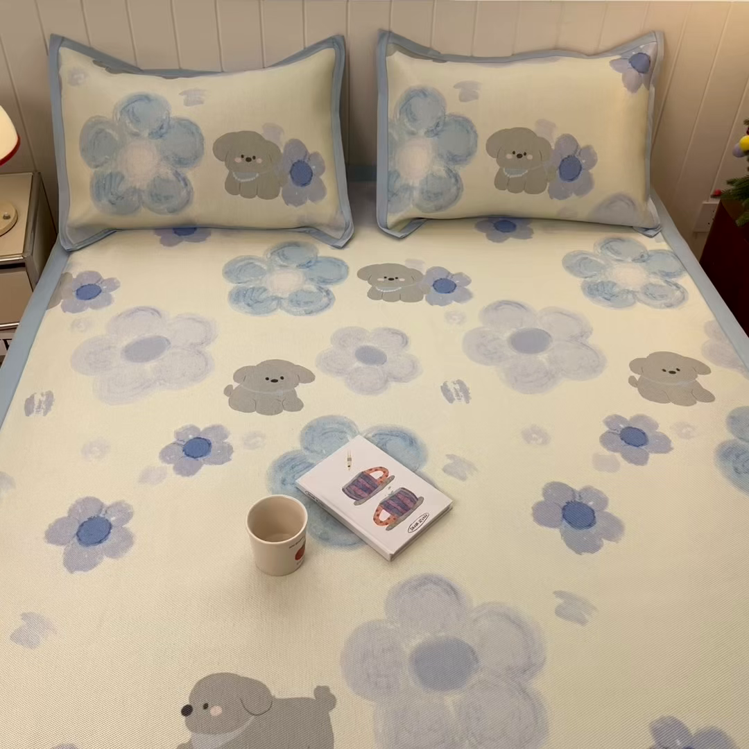 91家纺网 家纺一手货源 找家纺 小叮当家纺仓储工厂店 2025新款A类印花冰藤凉席席子针织棉牛奶丝夏被夏凉被空调被四件套 冰藤席-蓝花小狗