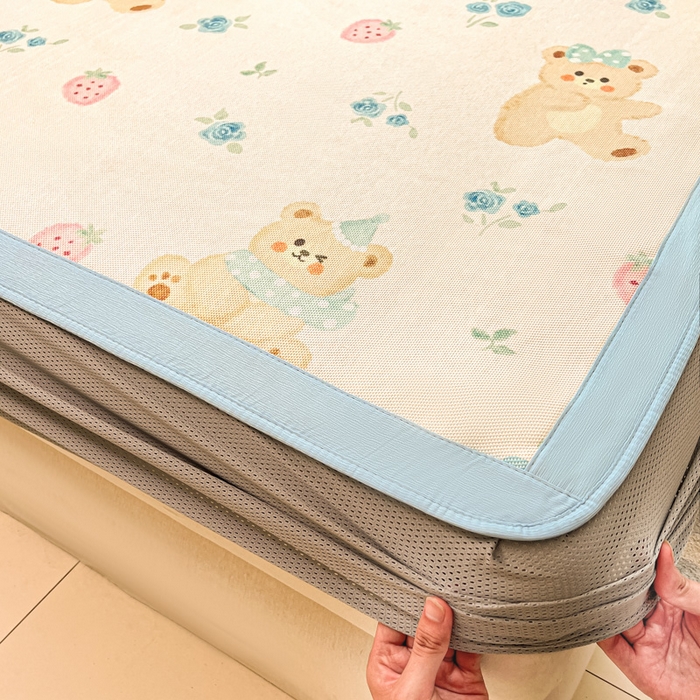 91家纺网 家纺一手货源 找家纺 小叮当家纺仓储工厂店 2025新款A类印花冰藤凉席席子针织棉牛奶丝夏被夏凉被空调被四件套 冰藤席-蓝花小熊