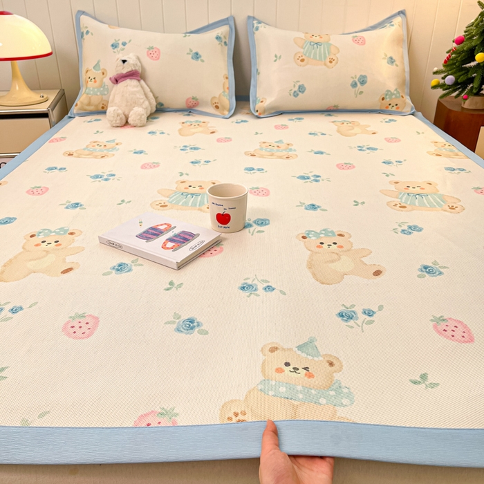 91家纺网 家纺一手货源 找家纺 小叮当家纺仓储工厂店 2025新款A类印花冰藤凉席席子针织棉牛奶丝夏被夏凉被空调被四件套 冰藤席-蓝花小熊